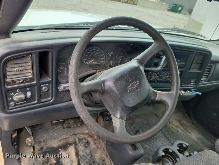 image for item NK9889 2002 Chevrolet  Silverado 2500HD Ext. Cab pickup truck