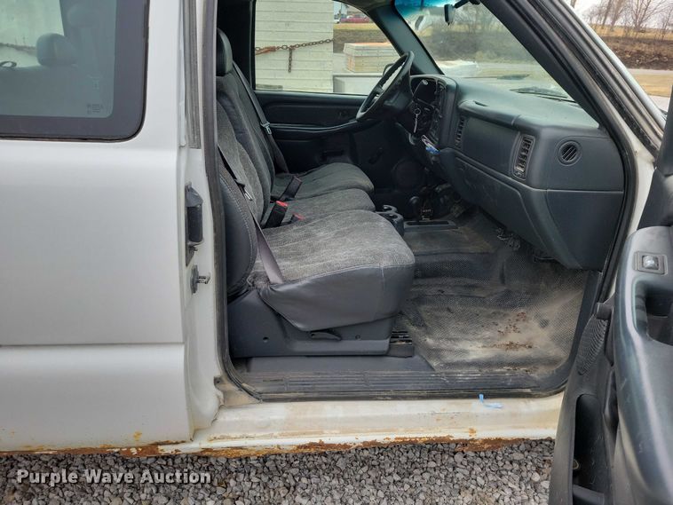 image for item NK9889 2002 Chevrolet  Silverado 2500HD Ext. Cab pickup truck