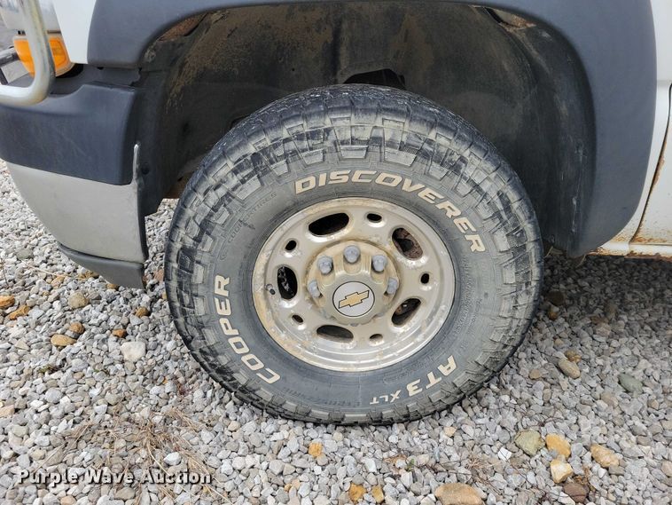 image for item NK9889 2002 Chevrolet  Silverado 2500HD Ext. Cab pickup truck