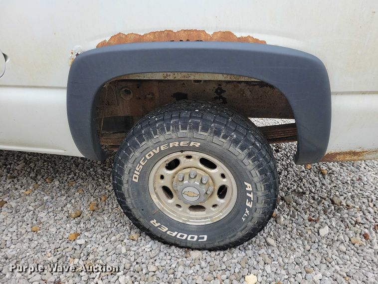 image for item NK9889 2002 Chevrolet  Silverado 2500HD Ext. Cab pickup truck