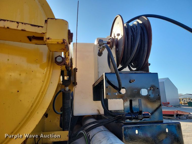 image for item NK9910 2008 Morooka MST-1500VD track carrier with Vermeer VX50-500 vacuum excavator