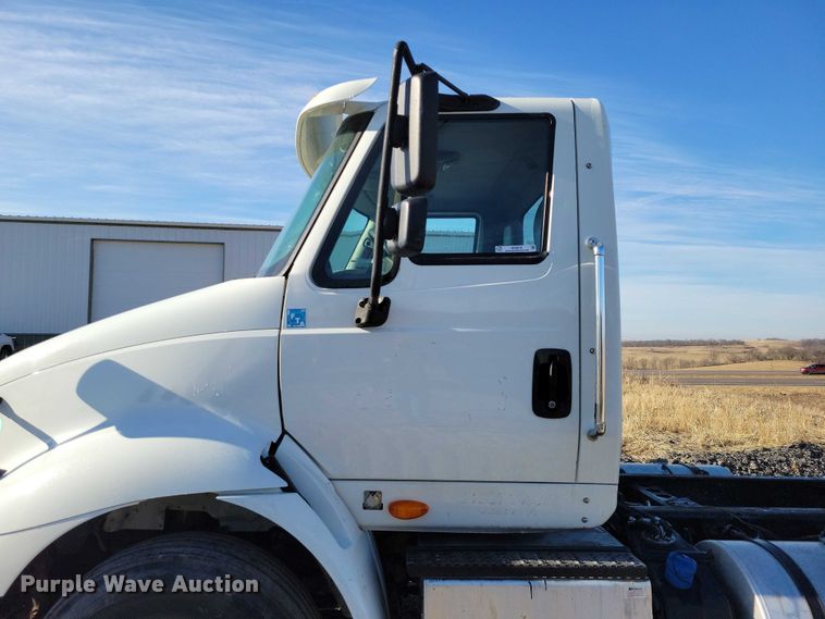 image for item NK9919 2016 International 8600 semi truck