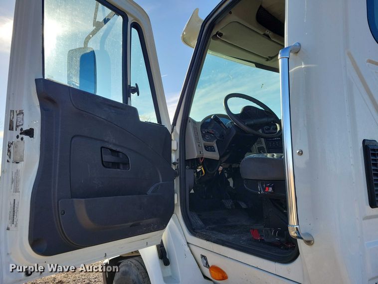 image for item NK9919 2016 International 8600 semi truck