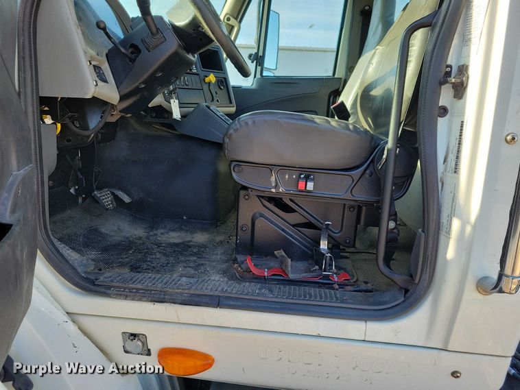 image for item NK9919 2016 International 8600 semi truck