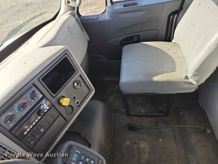 image for item NK9919 2016 International 8600 semi truck