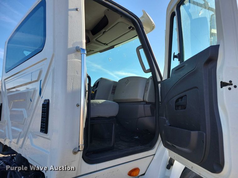 image for item NK9919 2016 International 8600 semi truck