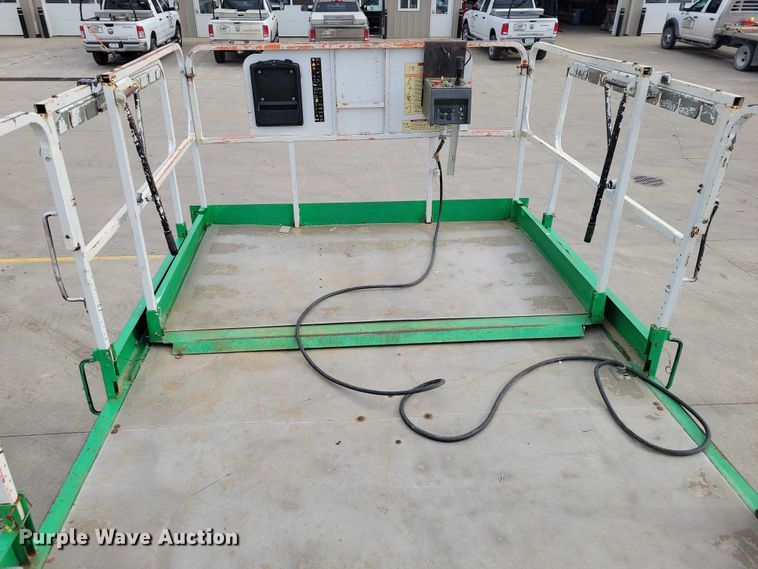 image for item NK9924 2009 JLG 3394RT scissor lift