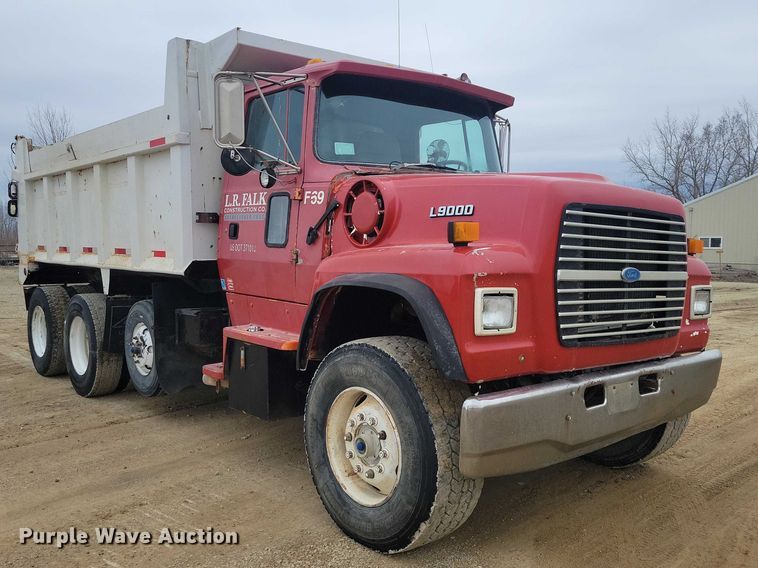 image for item NK9935 1994 Ford L9000 dump truck