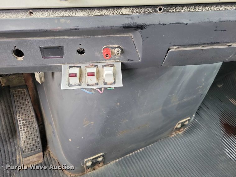 image for item NK9935 1994 Ford L9000 dump truck