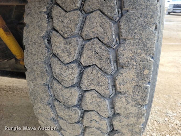 image for item NK9935 1994 Ford L9000 dump truck