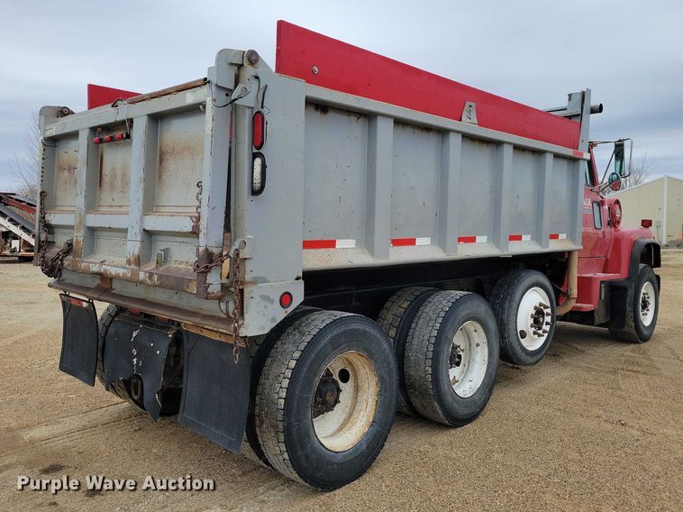 image for item NK9937 1994 Ford LT9000 dump truck