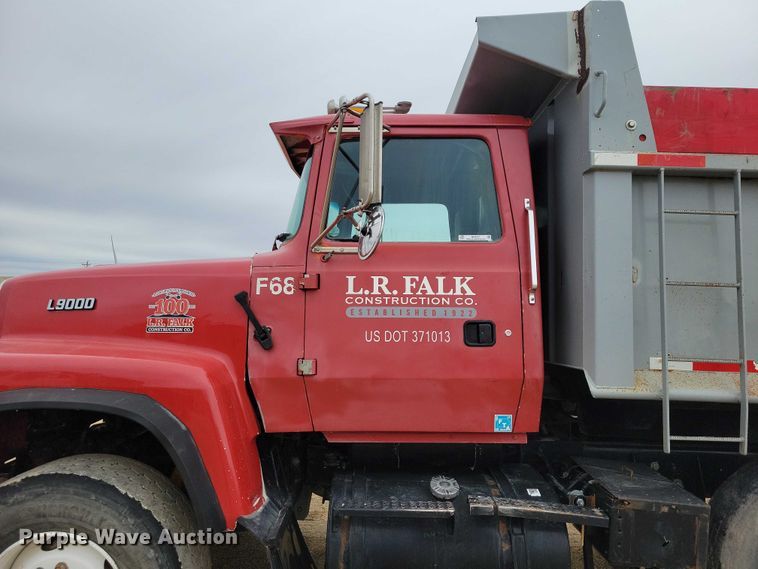 image for item NK9937 1994 Ford LT9000 dump truck