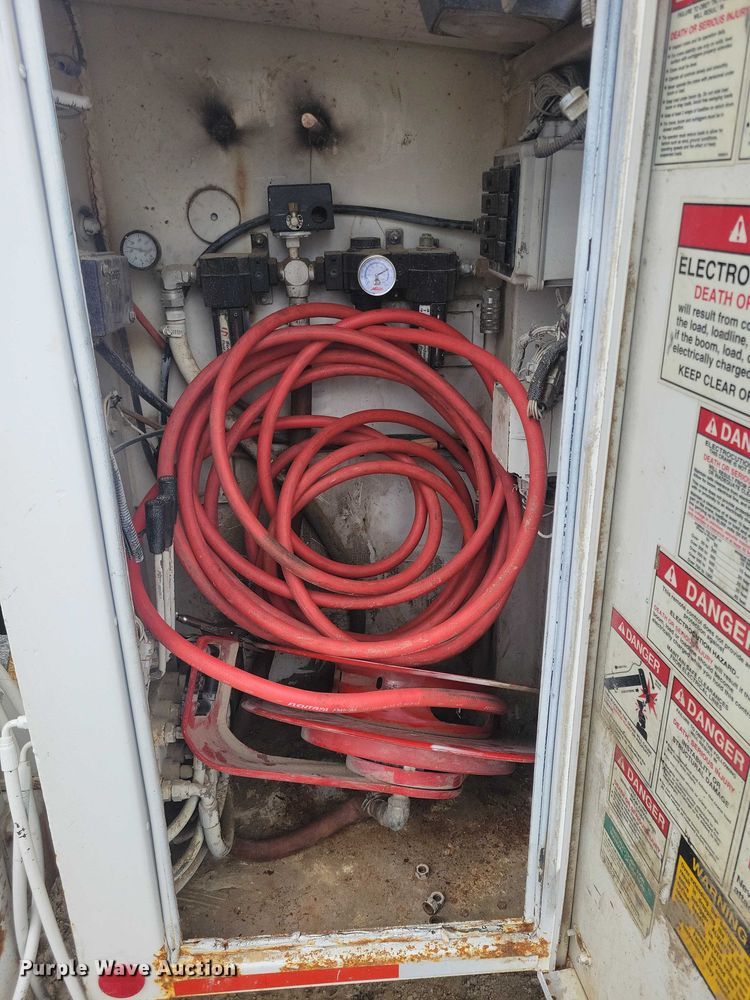 image for item NK9940 2005 Kenworth T300 utility / service truck