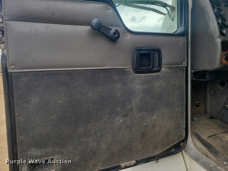 image for item NK9940 2005 Kenworth T300 utility / service truck