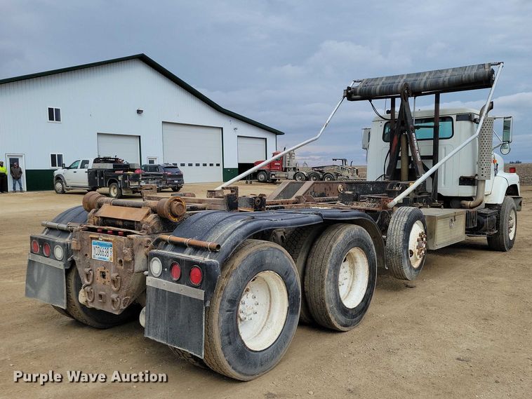 image for item NK9941 1996 International F-2674 hook lift truck