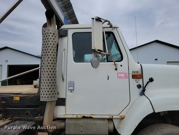 image for item NK9941 1996 International F-2674 hook lift truck