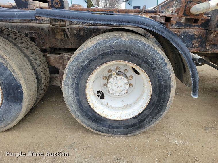 image for item NK9941 1996 International F-2674 hook lift truck