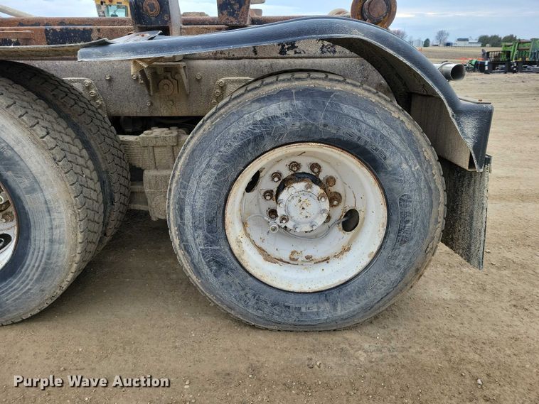 image for item NK9941 1996 International F-2674 hook lift truck