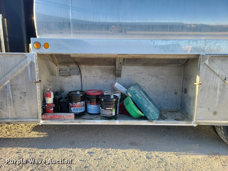 image for item NK9942 2001 Kenworth  T300 fuel truck
