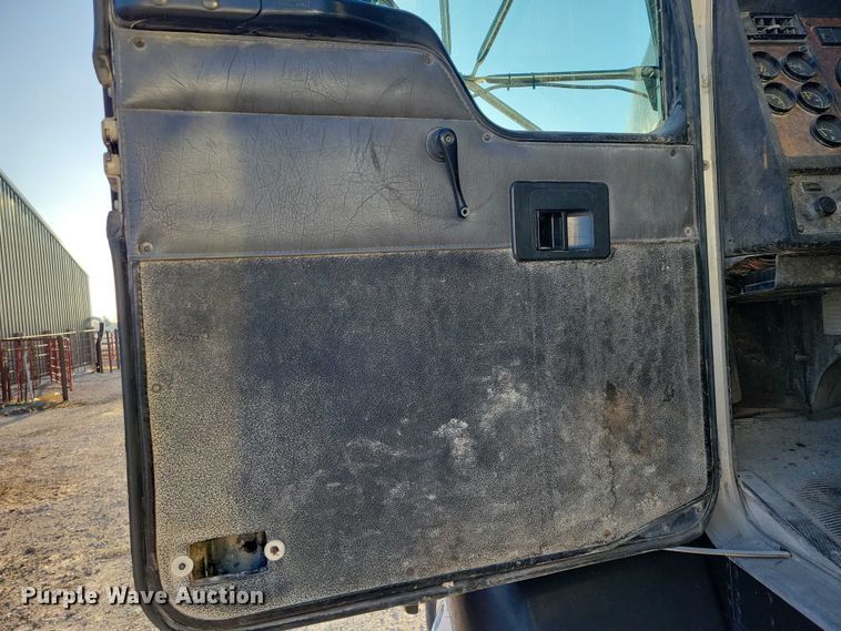 image for item NK9942 2001 Kenworth  T300 fuel truck