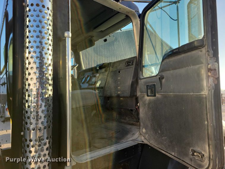 image for item NK9942 2001 Kenworth  T300 fuel truck