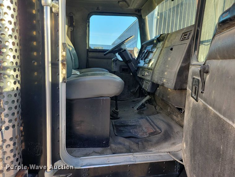 image for item NK9942 2001 Kenworth  T300 fuel truck