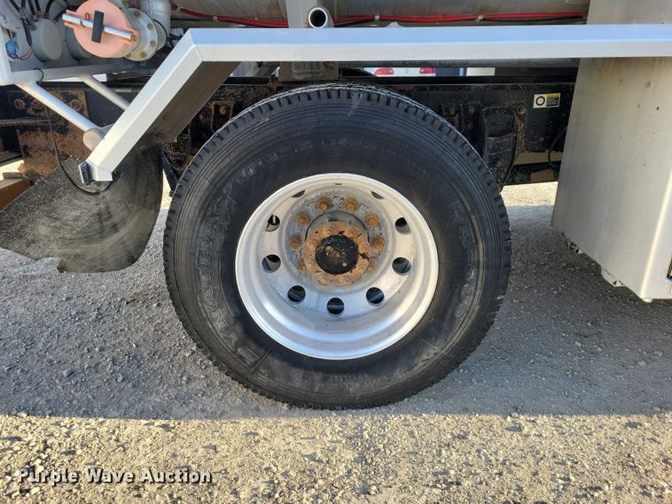 image for item NK9942 2001 Kenworth  T300 fuel truck