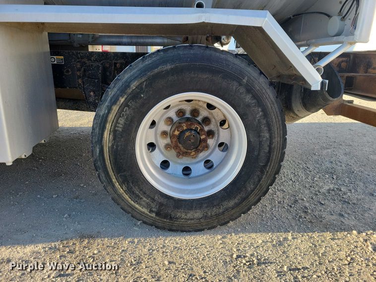 image for item NK9942 2001 Kenworth  T300 fuel truck