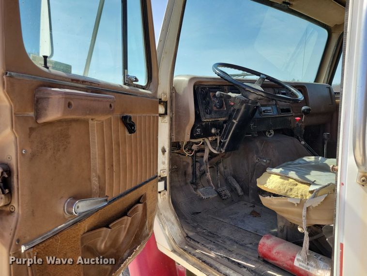 image for item NK9950 1987 International  S1900 flatbed truck