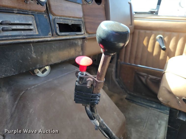 image for item NK9950 1987 International  S1900 flatbed truck