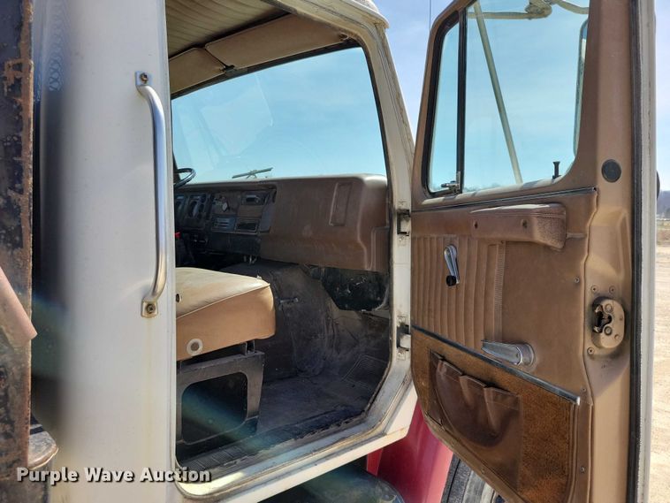 image for item NK9950 1987 International  S1900 flatbed truck