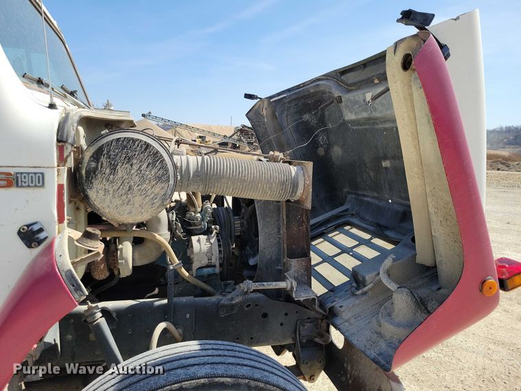 image for item NK9950 1987 International  S1900 flatbed truck