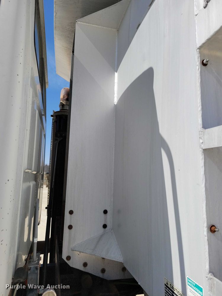 image for item NK9957 2005 Sterling L9500 dump truck