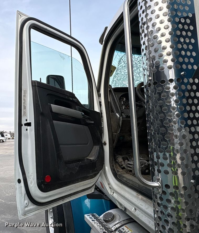 image for item YA2180 2022 Kenworth T880 dump truck