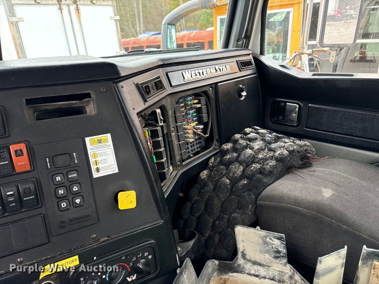 image for item YA2849 2016 Western Star 4700 ANFO bulk handling truck