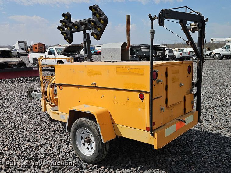 image for item YA2850 1999 Team Fenex F121KP manhole support trailer