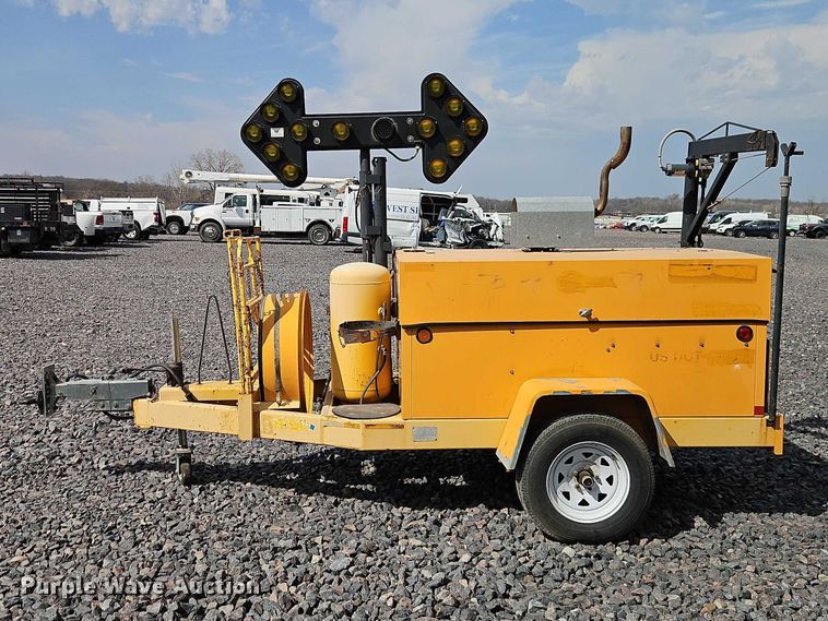 image for item YA2850 1999 Team Fenex F121KP manhole support trailer