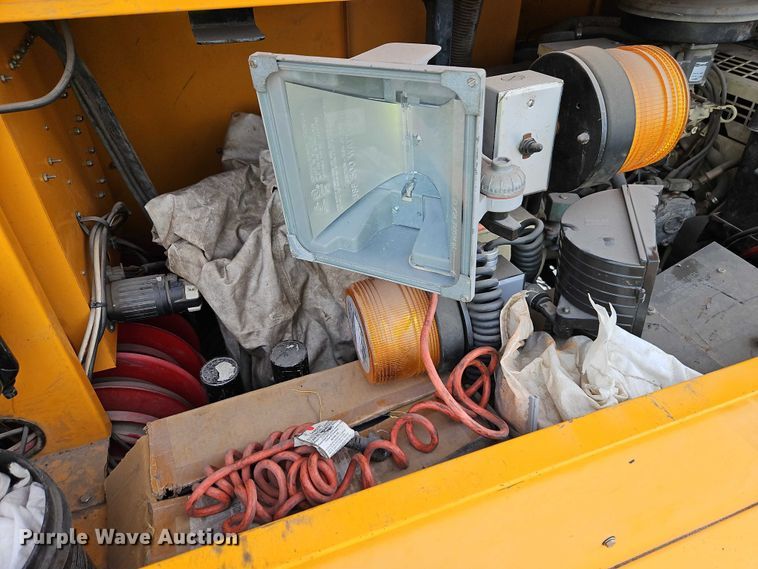 image for item YA2850 1999 Team Fenex F121KP manhole support trailer