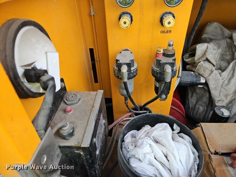 image for item YA2850 1999 Team Fenex F121KP manhole support trailer