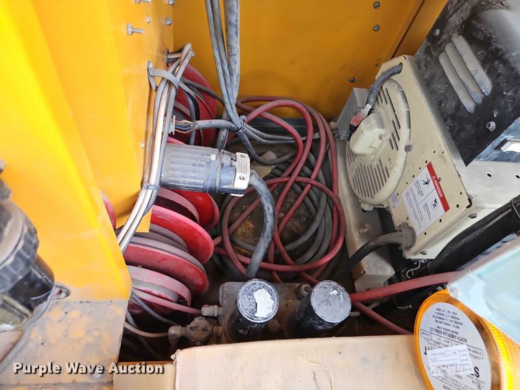 image for item YA2850 1999 Team Fenex F121KP manhole support trailer