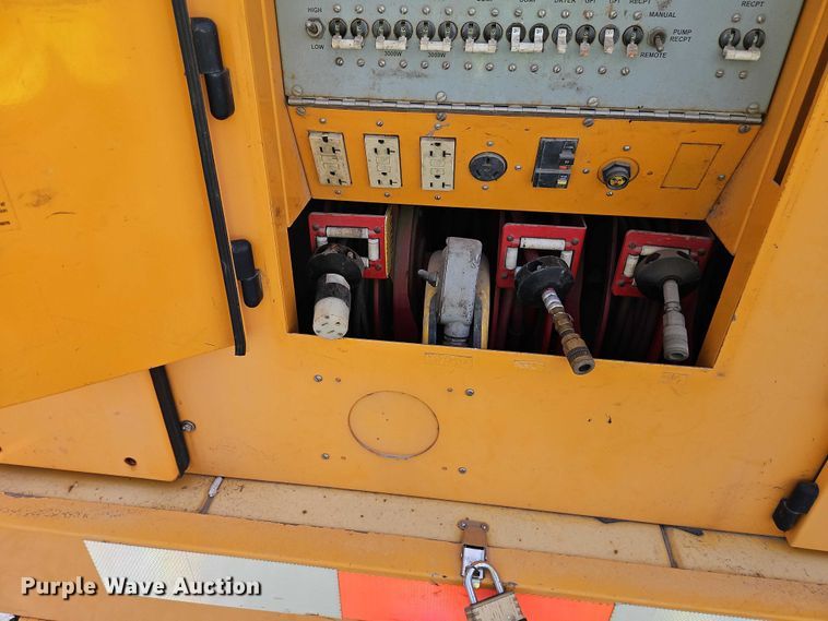 image for item YA2850 1999 Team Fenex F121KP manhole support trailer