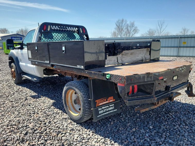 image for item YA2851 2015 Ford F550 Super Duty flatbed truck