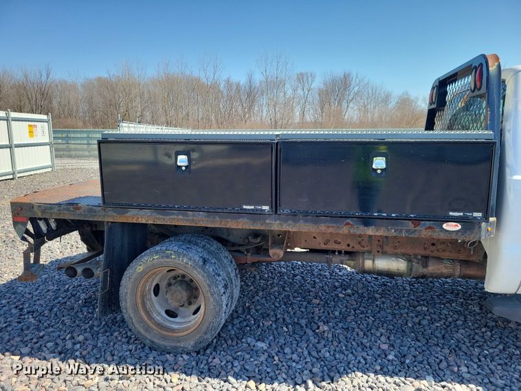 image for item YA2851 2015 Ford F550 Super Duty flatbed truck