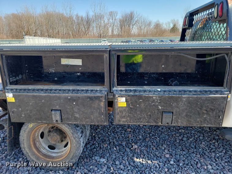 image for item YA2851 2015 Ford F550 Super Duty flatbed truck