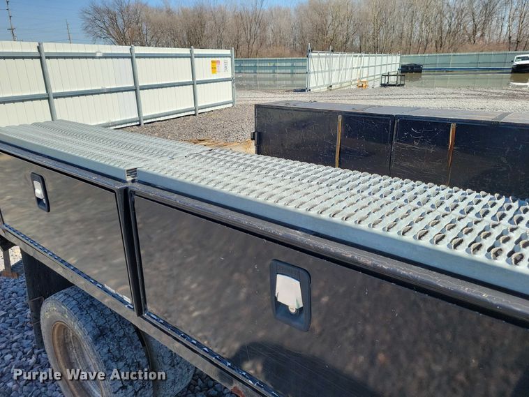 image for item YA2851 2015 Ford F550 Super Duty flatbed truck