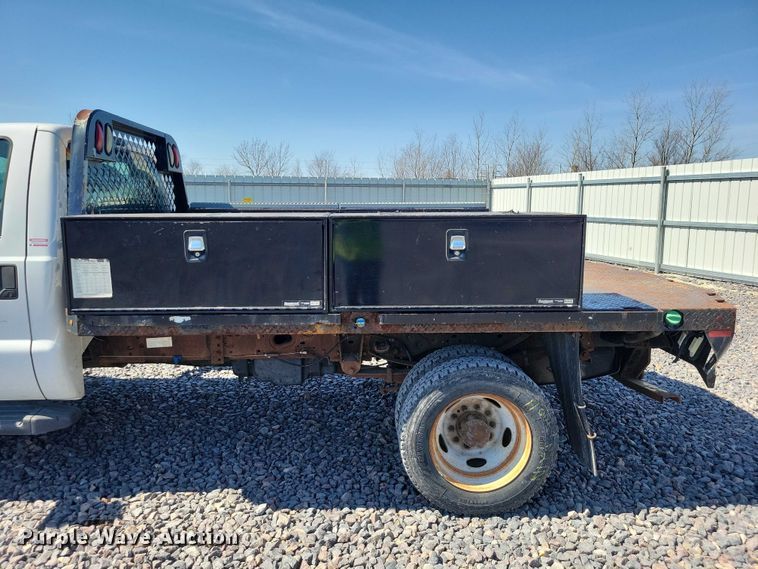 image for item YA2851 2015 Ford F550 Super Duty flatbed truck