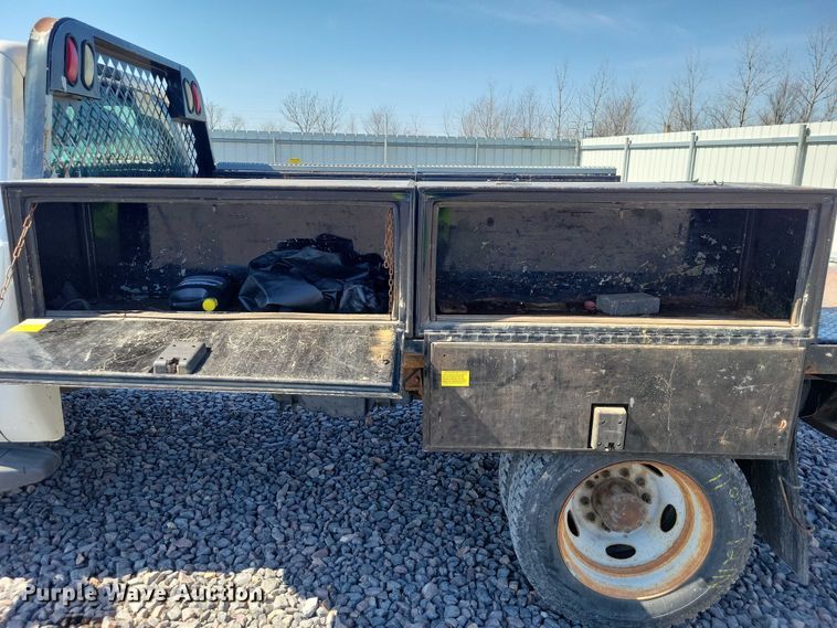 image for item YA2851 2015 Ford F550 Super Duty flatbed truck