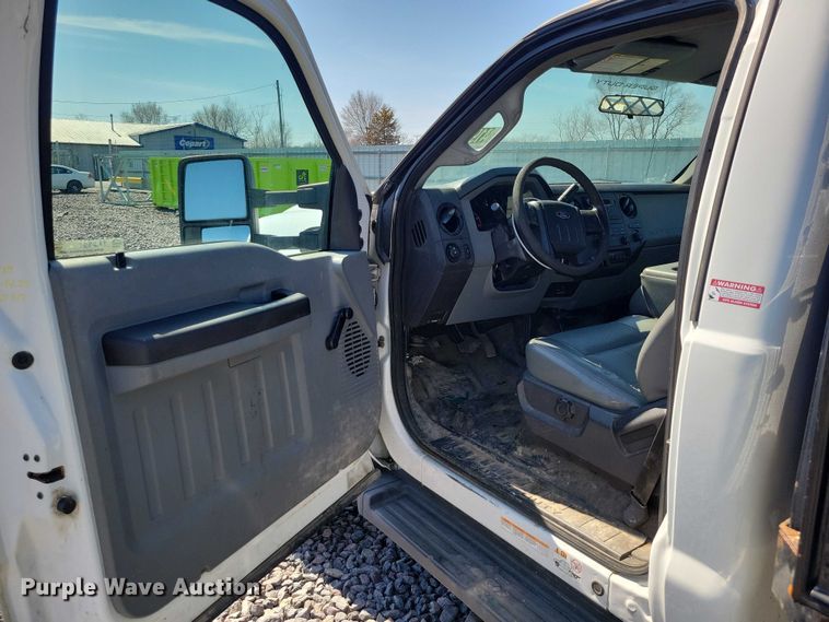 image for item YA2851 2015 Ford F550 Super Duty flatbed truck