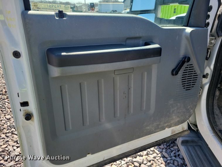 image for item YA2851 2015 Ford F550 Super Duty flatbed truck