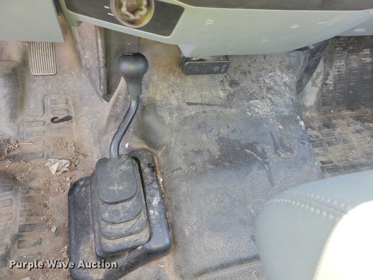 image for item YA2851 2015 Ford F550 Super Duty flatbed truck